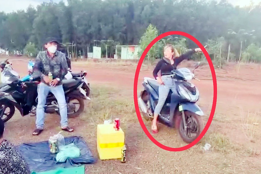 Khi nhóm khách du lịch phản ứng, một phụ nữ chạy xe máy tới hăm dọa đòi tiền. Ảnh: TS Khi nhóm khách du lịch phản ứng, một phụ nữ chạy xe máy tới hăm dọa đòi tiền. Ảnh: TS