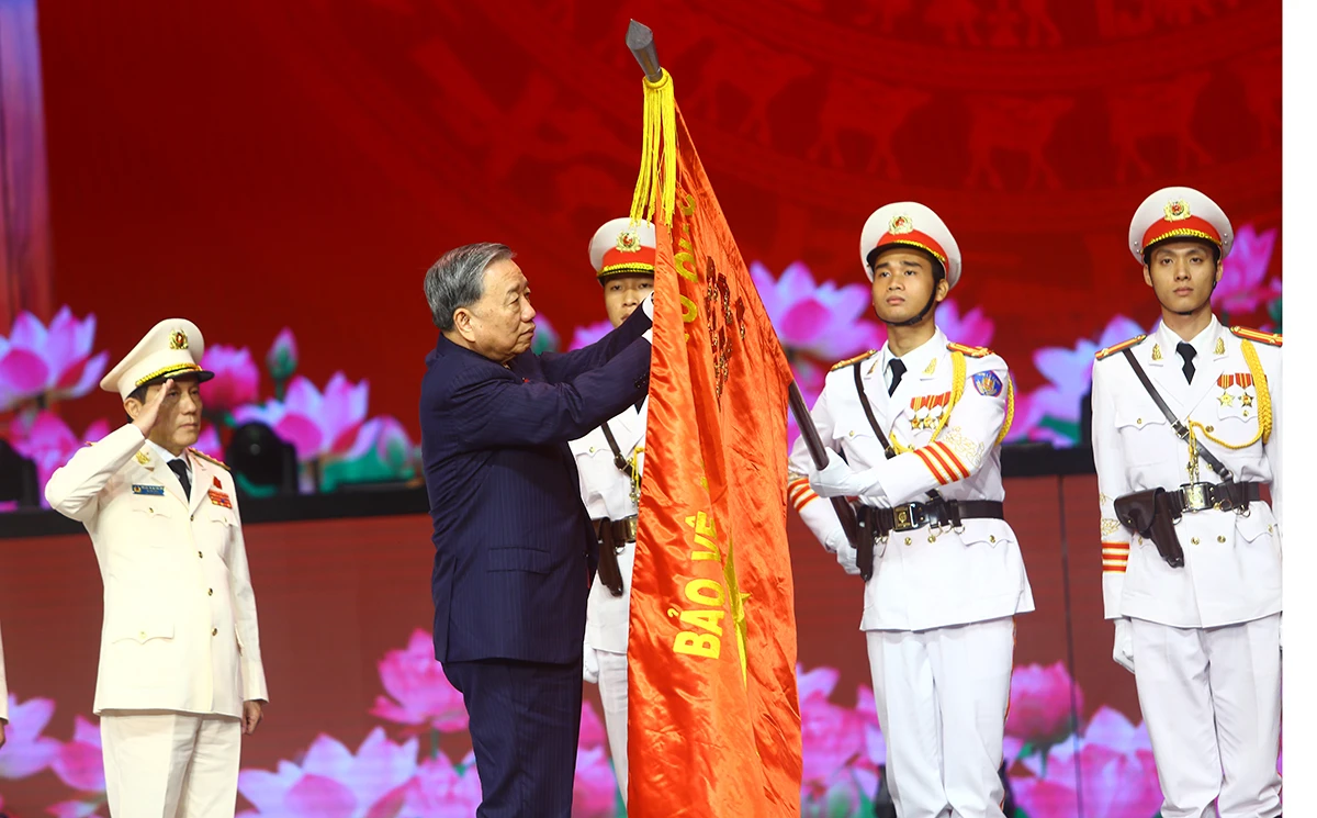2tong-bi-thu-trao-huan-truong.jpg
