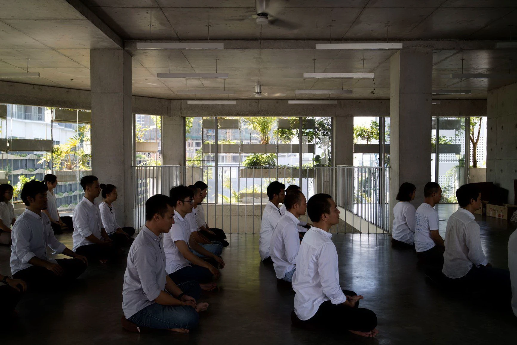 Tất cả nhân viên của công ty do KTS Võ Trọng Nghĩa quản lý thực đang thực hành thiền ít nhất một tiếng mỗi ngày Tất cả nhân viên của công ty do KTS Võ Trọng Nghĩa quản lý thực đang thực hành thiền ít nhất một tiếng mỗi ngày