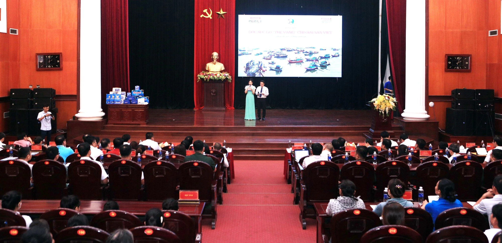 toan-canh-chuong-trinh-cung-ngu-dan-thap-sang-den-tren-bien-tai-thanh-hoa-1-9106.jpg