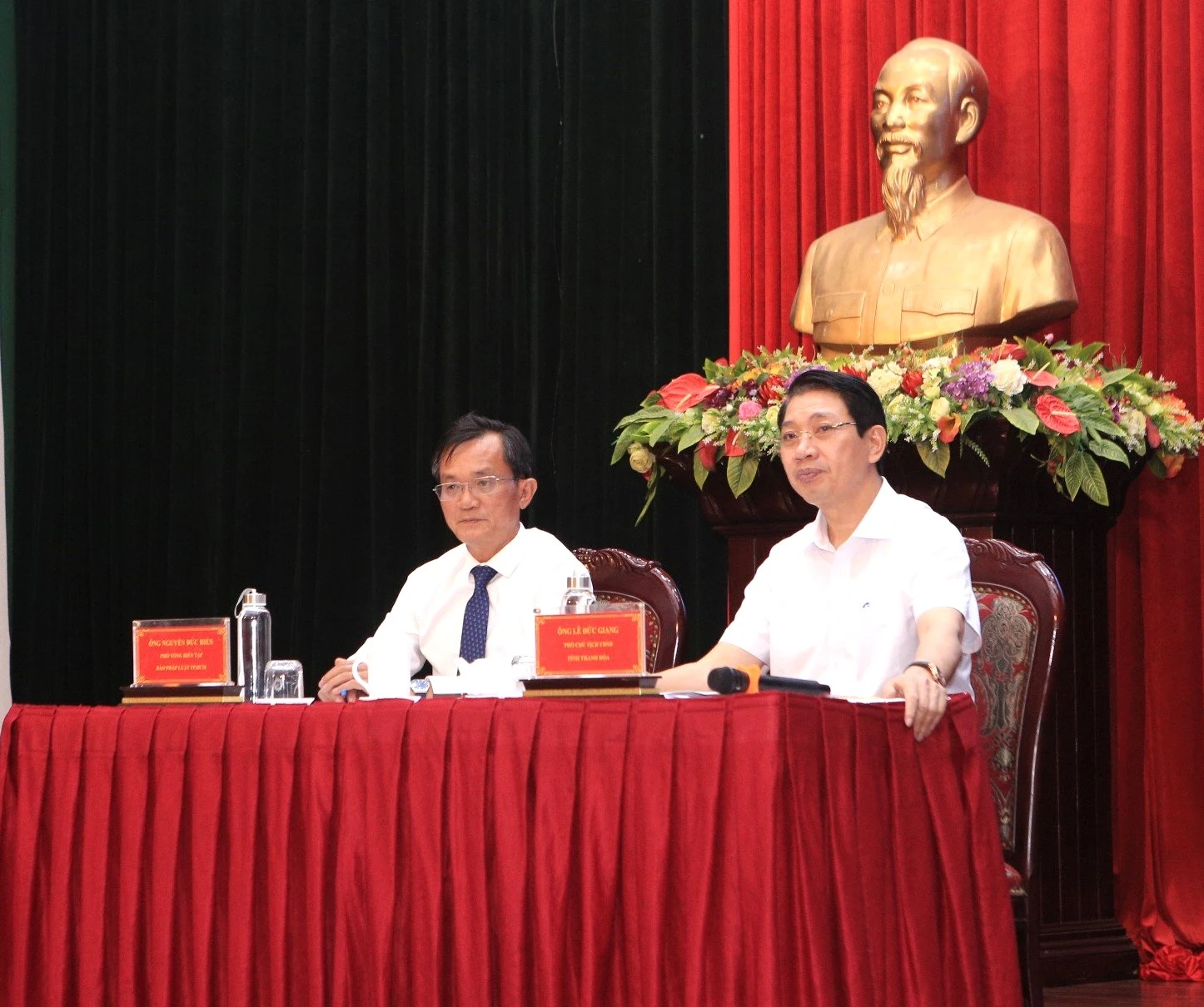 toan-canh-chuong-trinh-cung-ngu-dan-thap-sang-den-tren-bien-tai-thanh-hoa-2-304.jpg