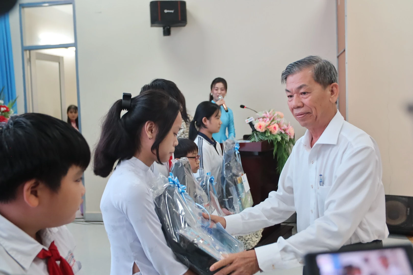 Anh-sang-den_8.jpg