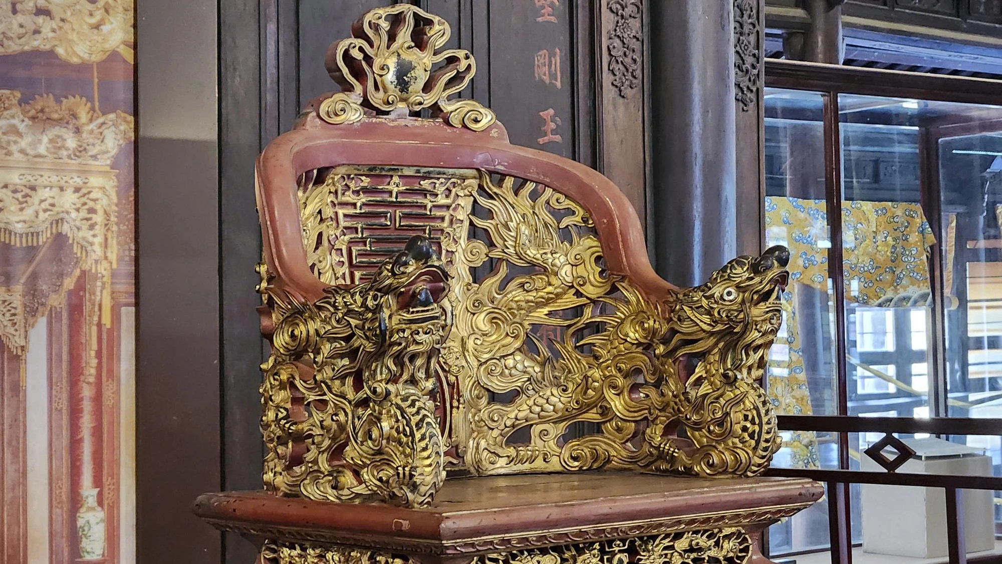 ngai-vua-trieu-nguyen_3.jpg