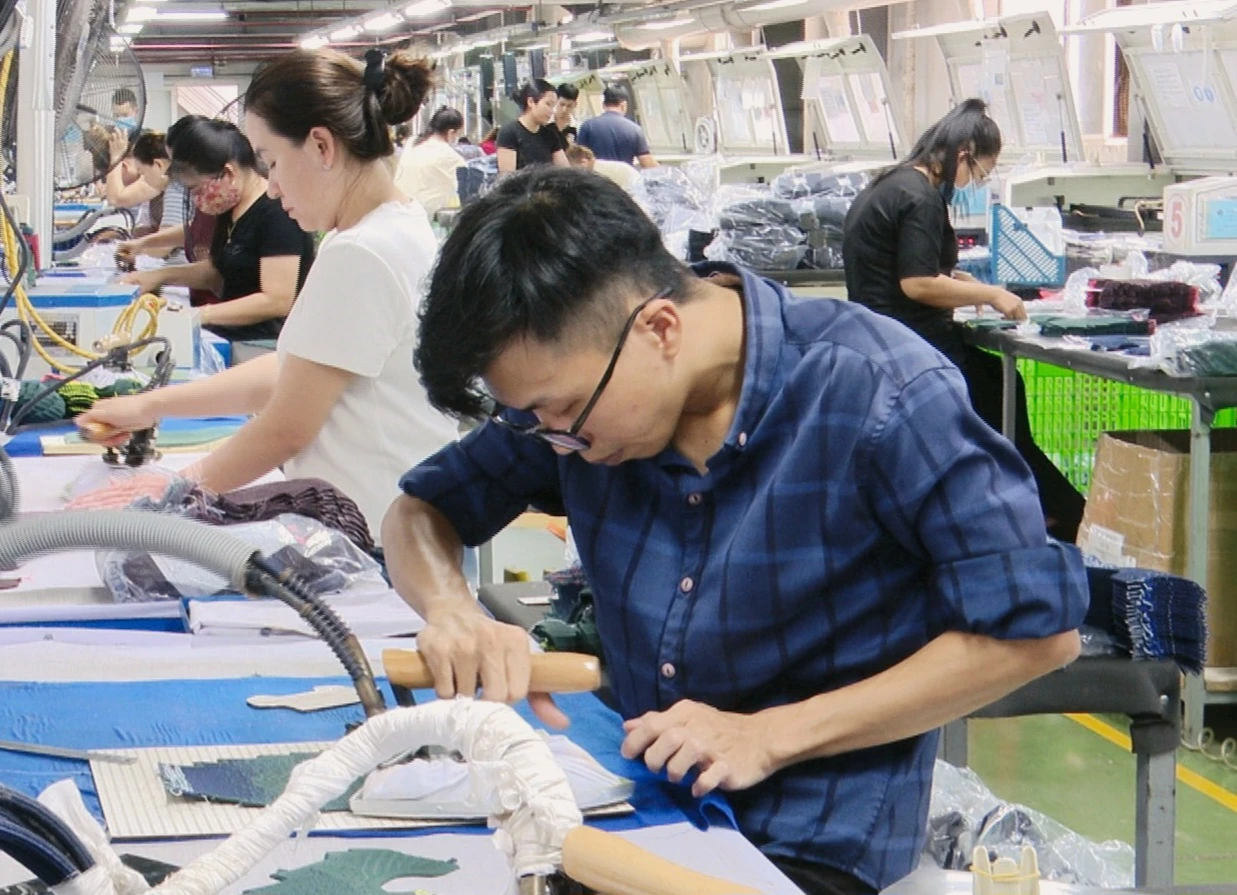 Công nhân, người lao động làm việc trong các công ty đều mong ước có một căn nhà riêng, nơi ở ổn định để an cư, lạc nghiệp. Ảnh: TK