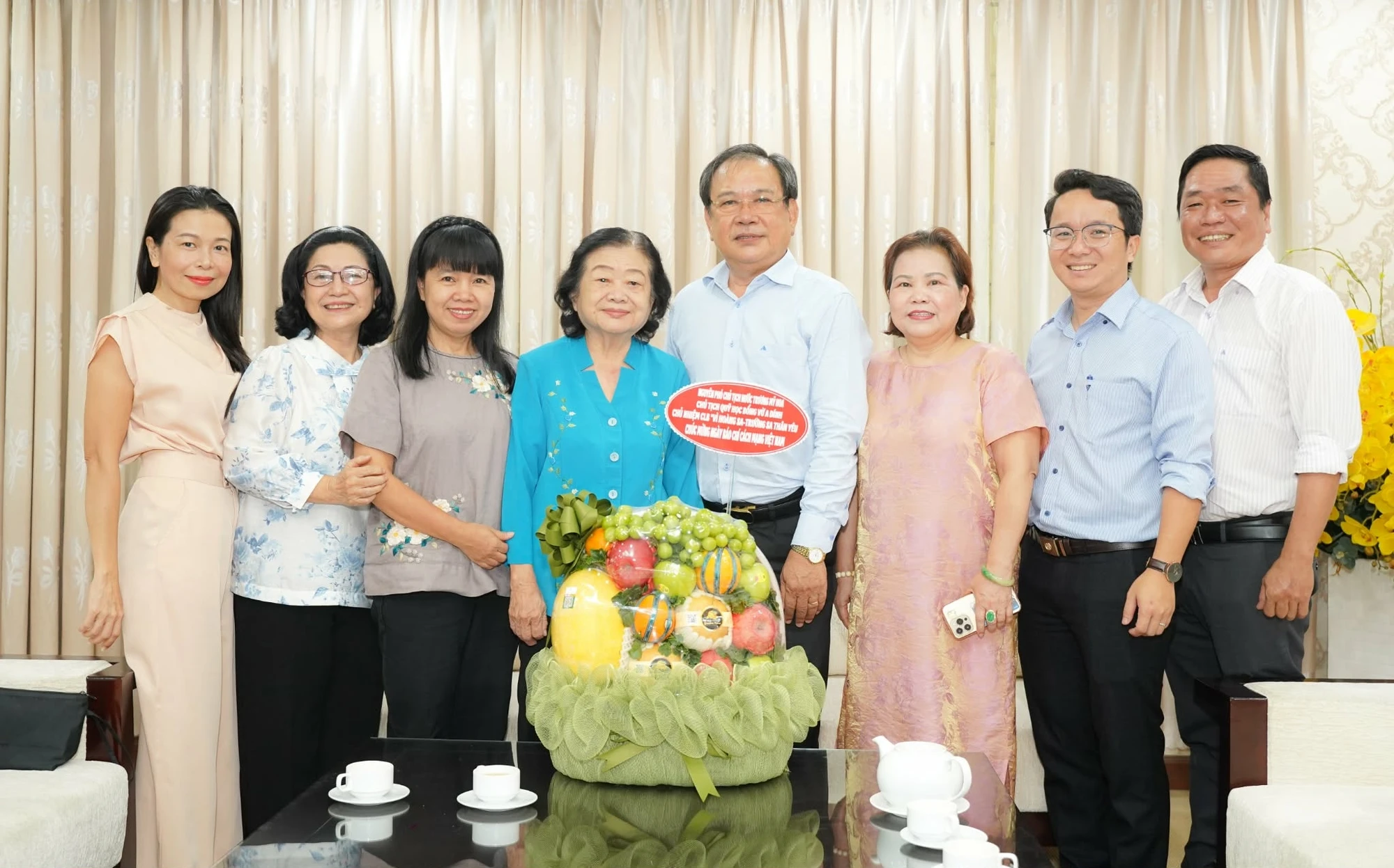 Nguyên Phó Chủ tịch nước Trương Mỹ Hoa thăm Báo Pháp Luật TP.HCM nhân ngày 21-6 