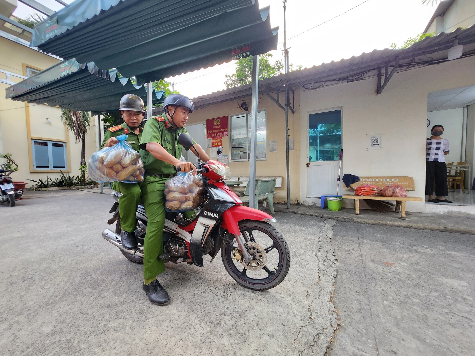 tu-banh-mi-0-dong-cua-cong-an-tp-thu-duc-.jpg