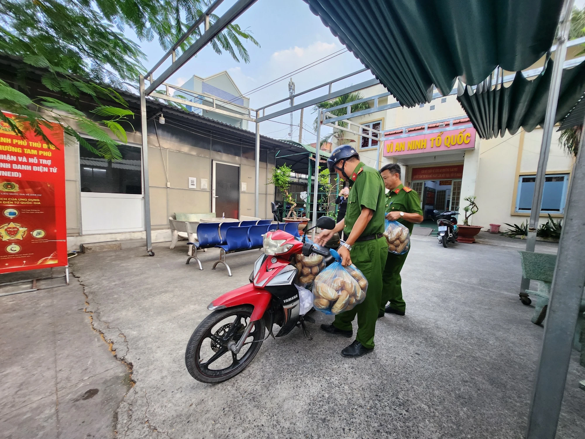 tu-banh-mi-0-dong-cua-cong-an-tp-thu-duc-.jpg