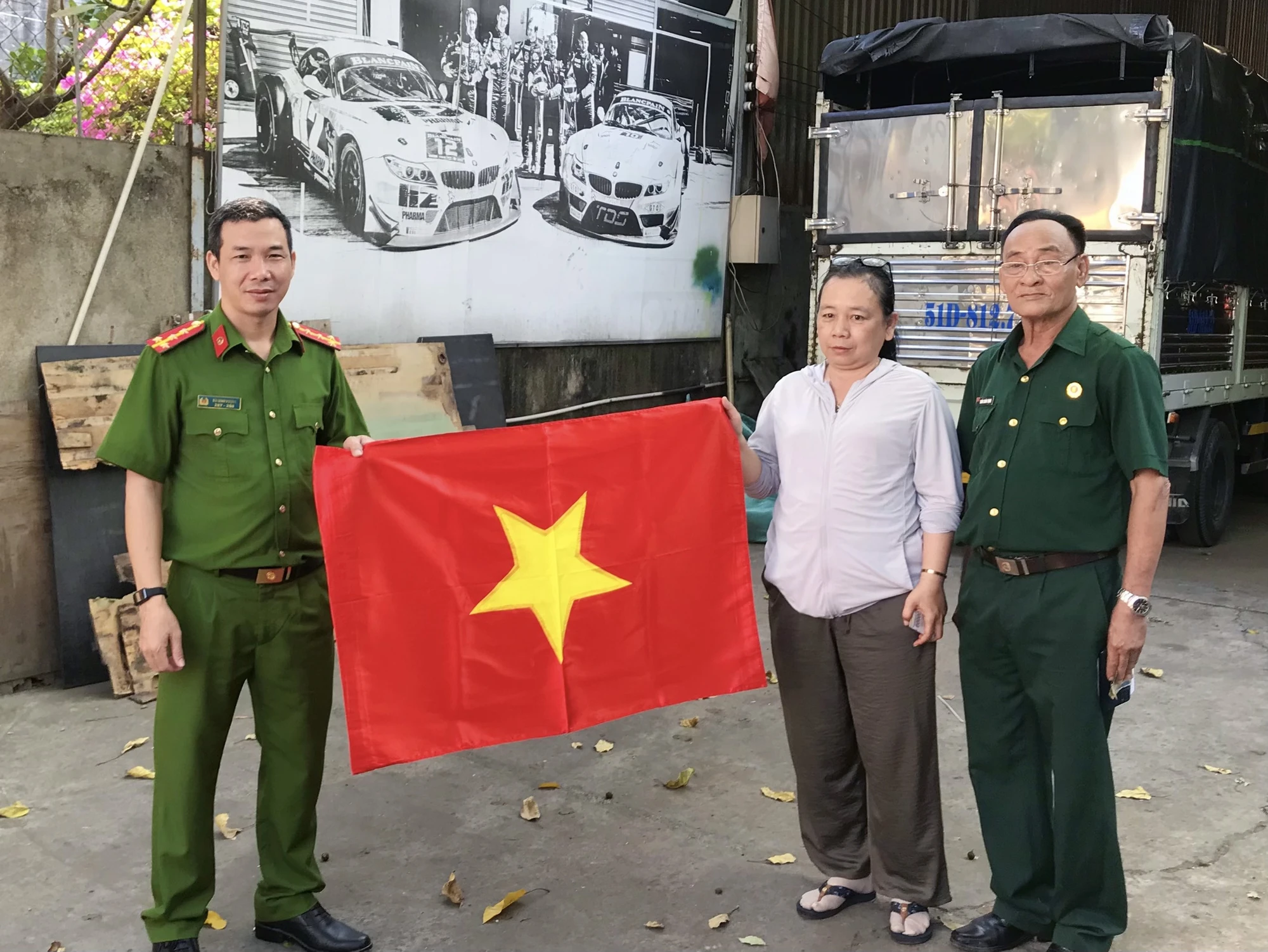 ron-rang-tet-nguoi-dan-tham-gia-cho-hoa-phien-cho-0-dong-.jpg