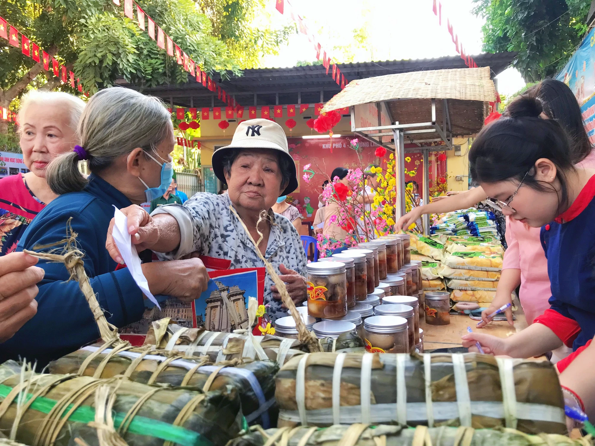 ron-rang-tet-nguoi-dan-tham-gia-cho-hoa-phien-cho-0-dong-.jpg
