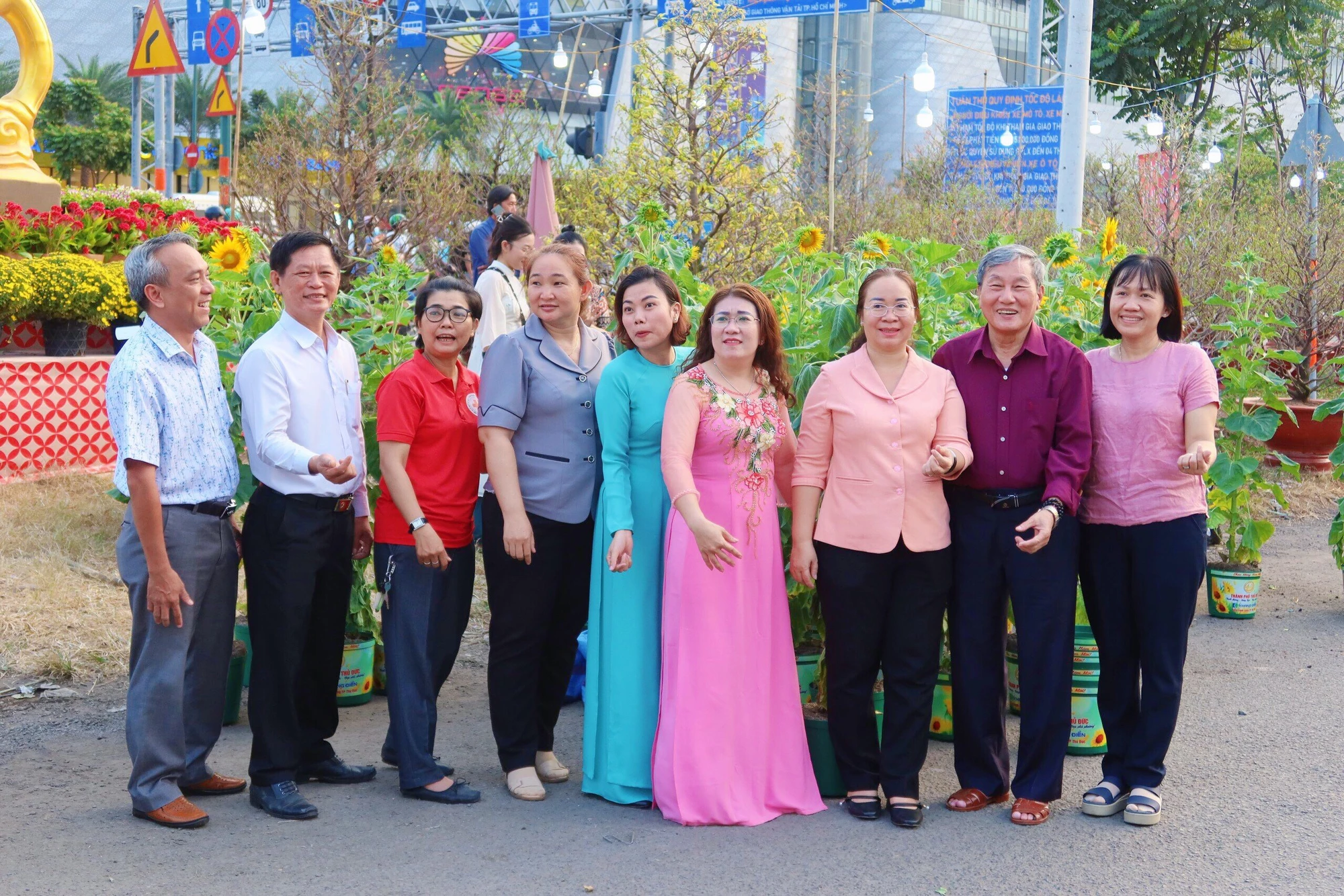 ron-rang-tet-nguoi-dan-tham-gia-cho-hoa-phien-cho-0-dong.jpg