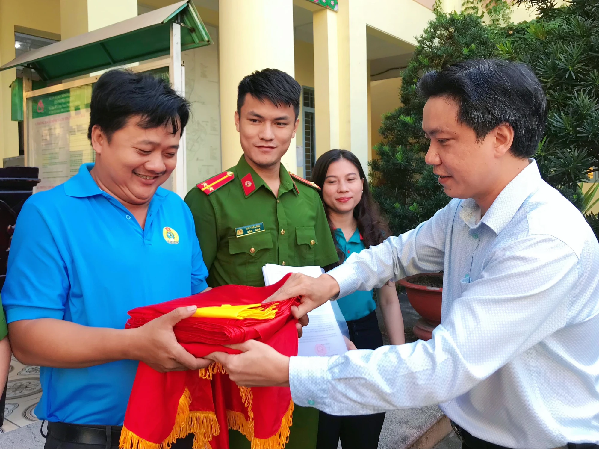 ron-rang-tet-nguoi-dan-tham-gia-cho-hoa-phien-cho-0-dong-.jpg