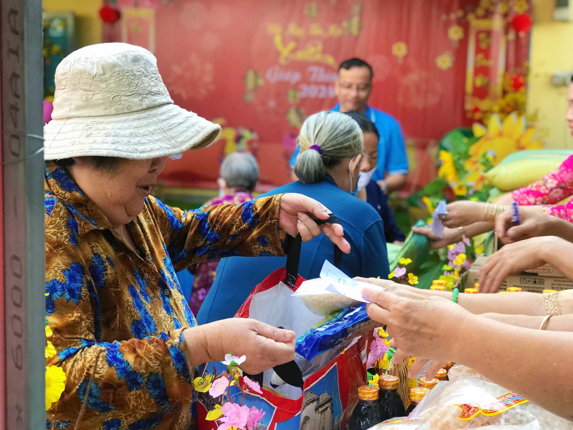ron-rang-tet-nguoi-dan-tham-gia-cho-hoa-phien-cho-0-dong-.jpg