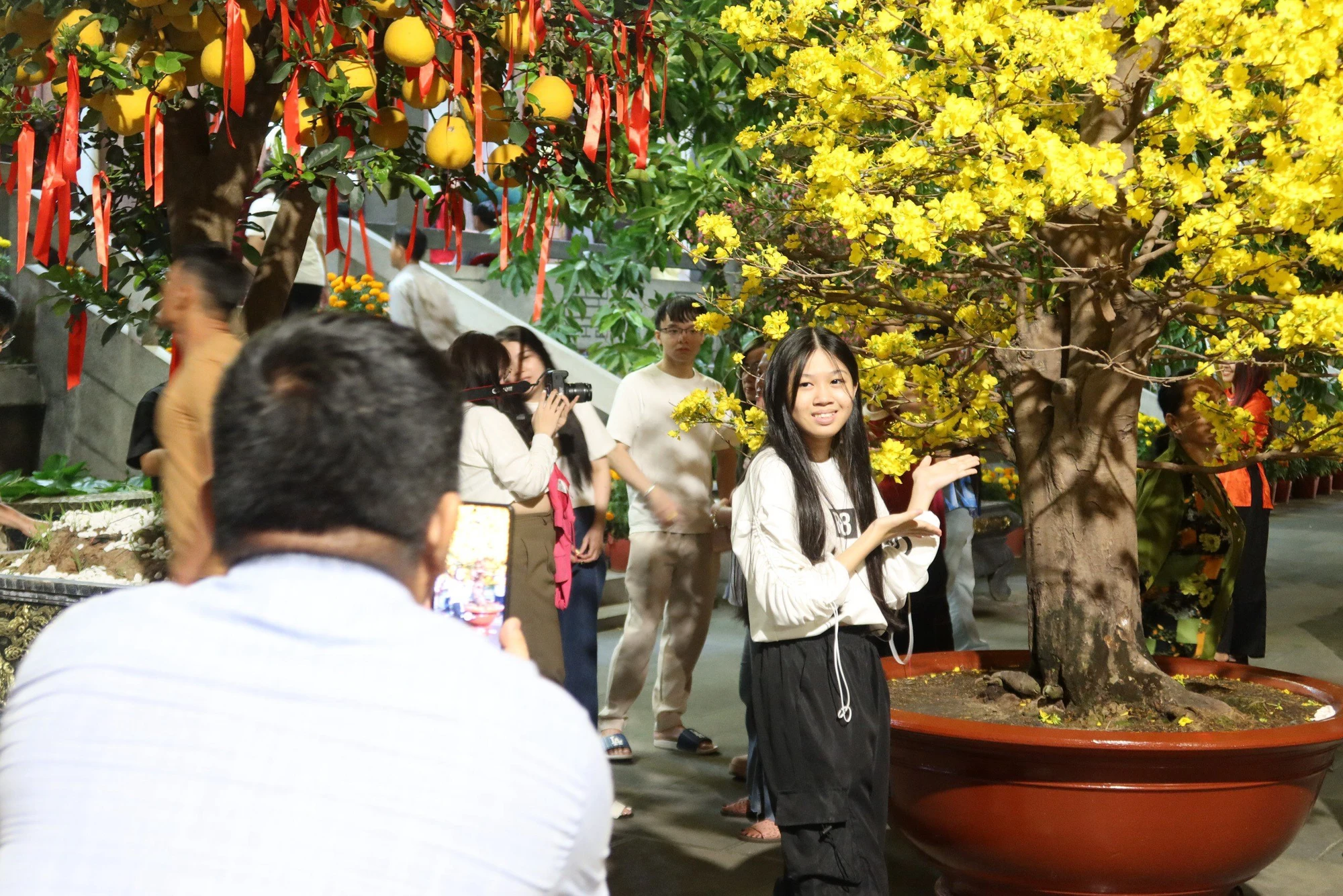sau-dem-giao-thua-nguoi-dan-tp-hcm-tap-nap-di-le-chua.jpg