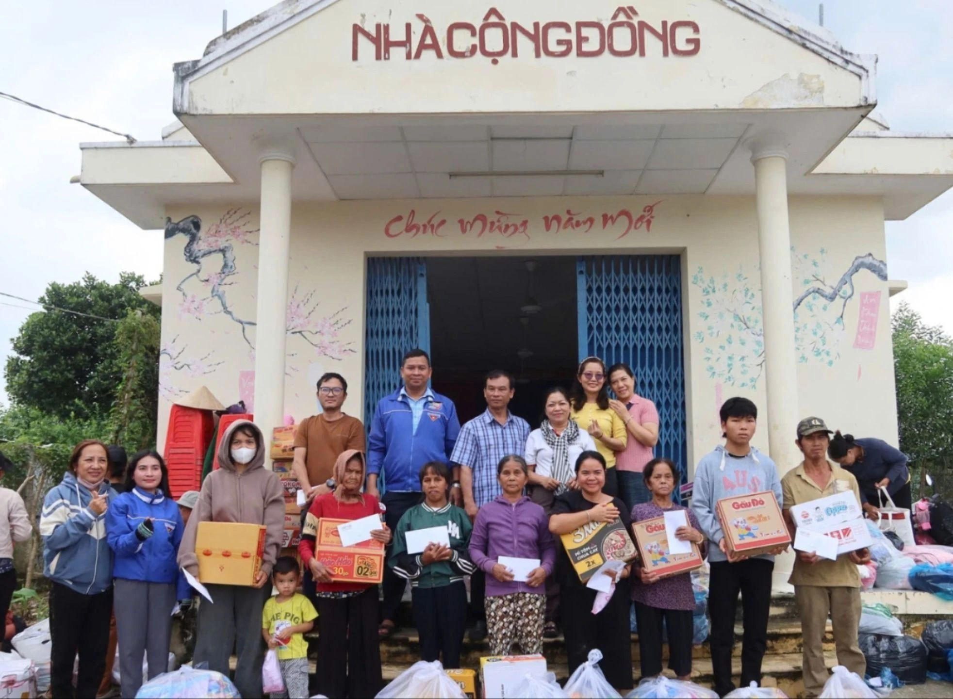 22nhin-lai-hanh-trinh-ban-doc-bao-phap-luat-tp-hcm-vuot-lu-cung-mien-trung-.jpg