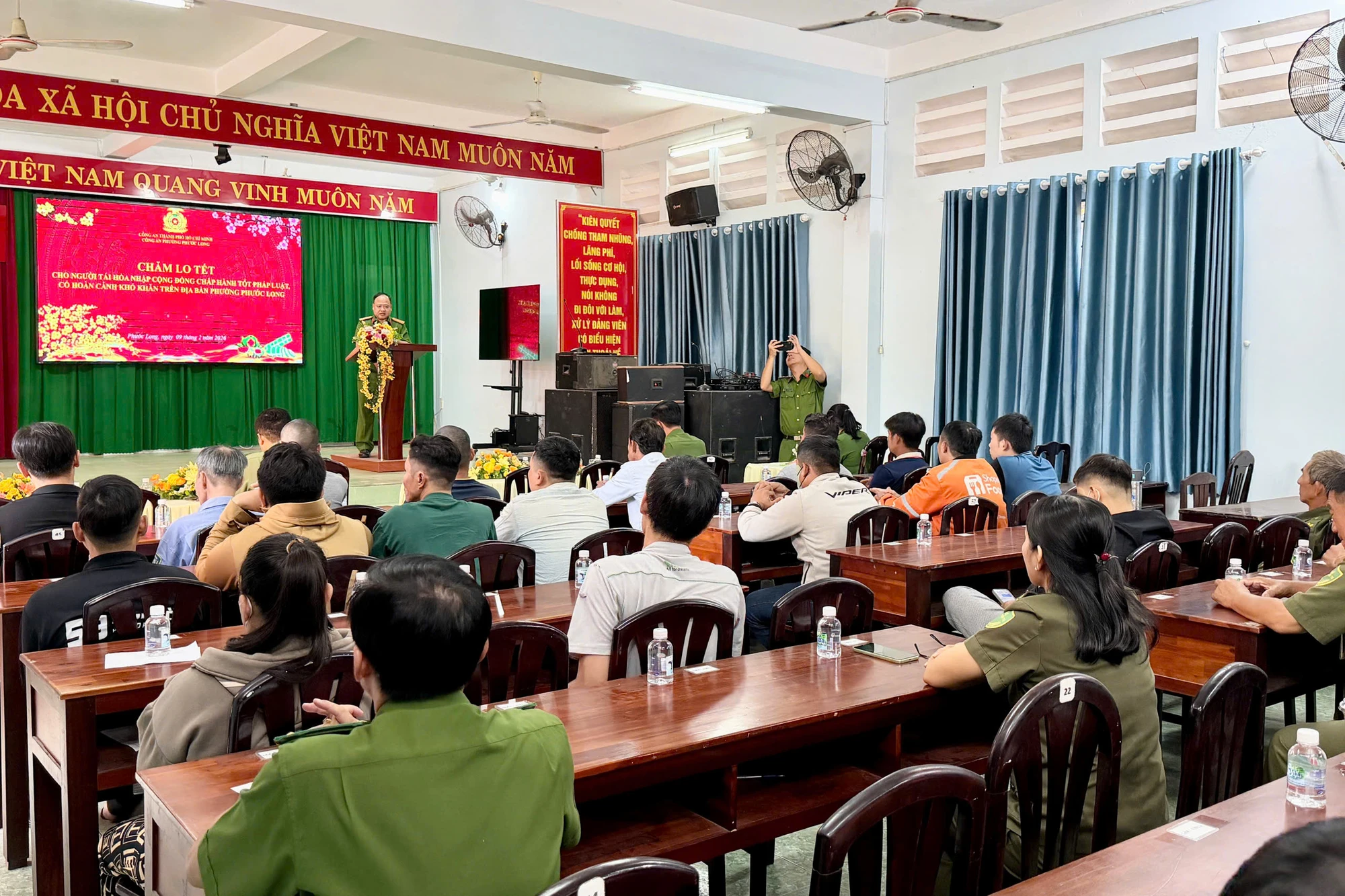 15tp-hcm-cong-an-phuong-phuoc-long-to-chuc-nhieu-hoat-dong-cham-lo-tet-cho-nguoi-dan-.jpg