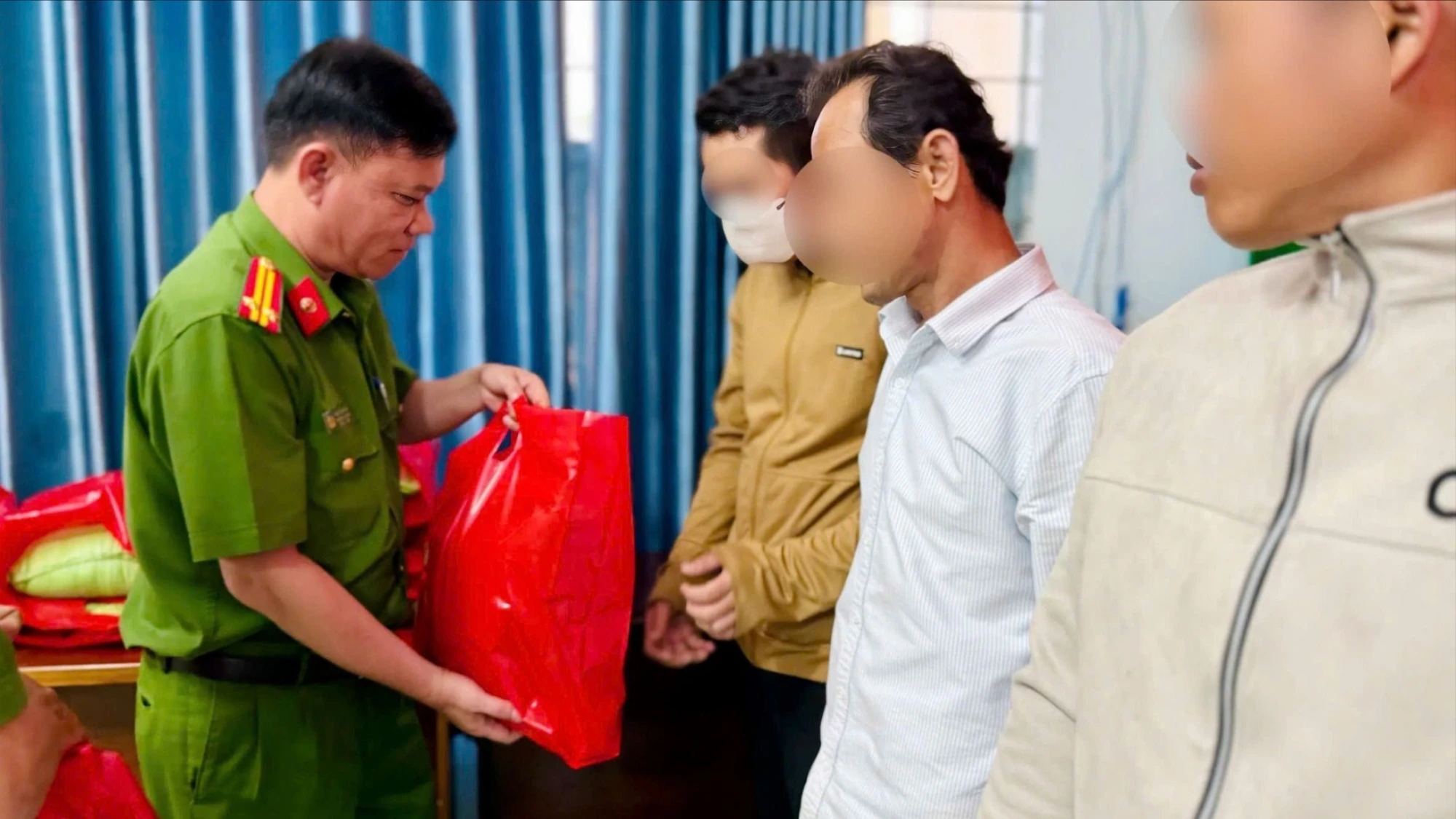 18tp-hcm-cong-an-phuong-phuoc-long-to-chuc-nhieu-hoat-dong-cham-lo-tet-cho-nguoi-dan-.jpg