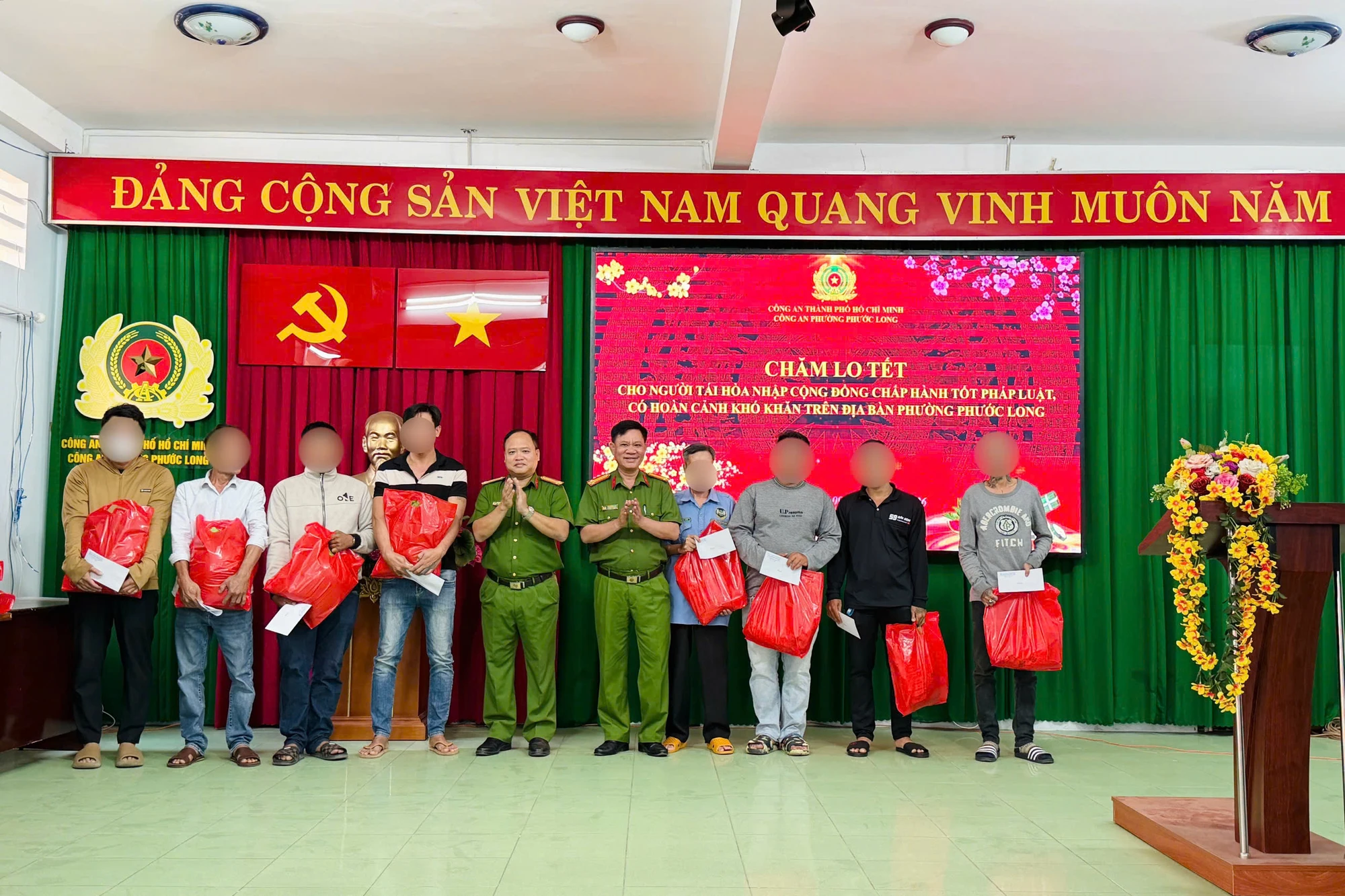 19tp-hcm-cong-an-phuong-phuoc-long-to-chuc-nhieu-hoat-dong-cham-lo-tet-cho-nguoi-dan-.jpg