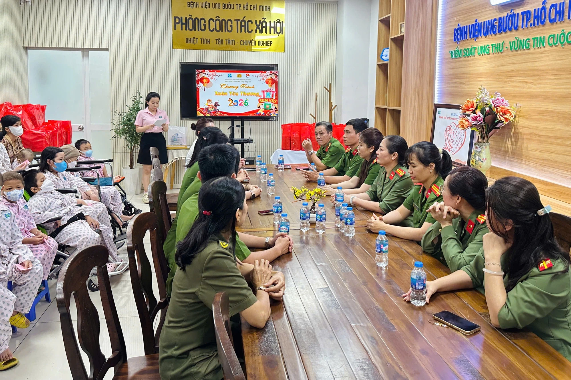 30tp-hcm-cong-an-phuong-phuoc-long-to-chuc-nhieu-hoat-dong-cham-lo-tet-cho-nguoi-dan-.jpg