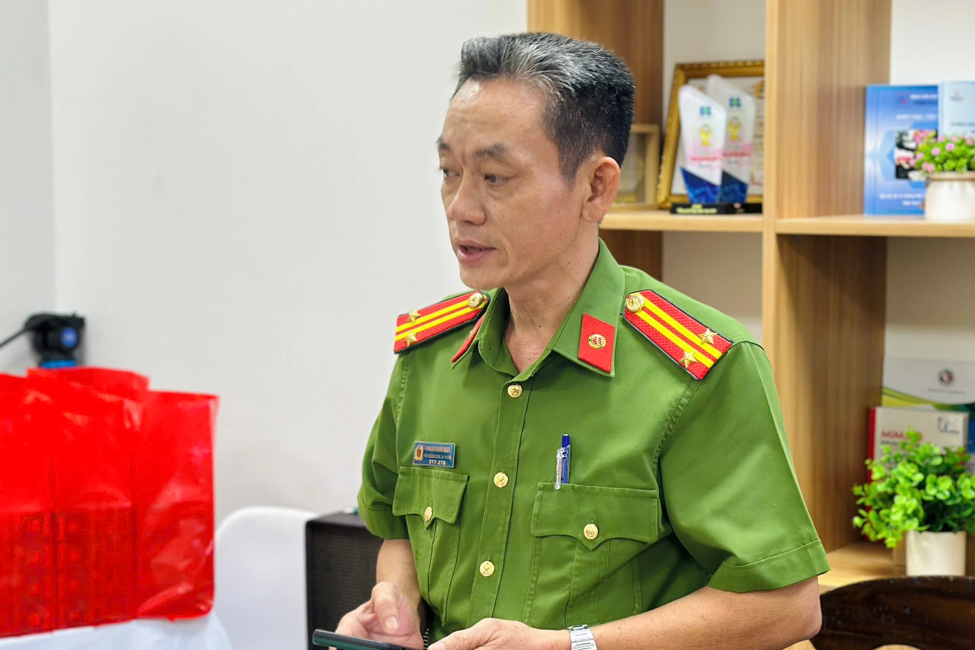 32tp-hcm-cong-an-phuong-phuoc-long-to-chuc-nhieu-hoat-dong-cham-lo-tet-cho-nguoi-dan-.jpg