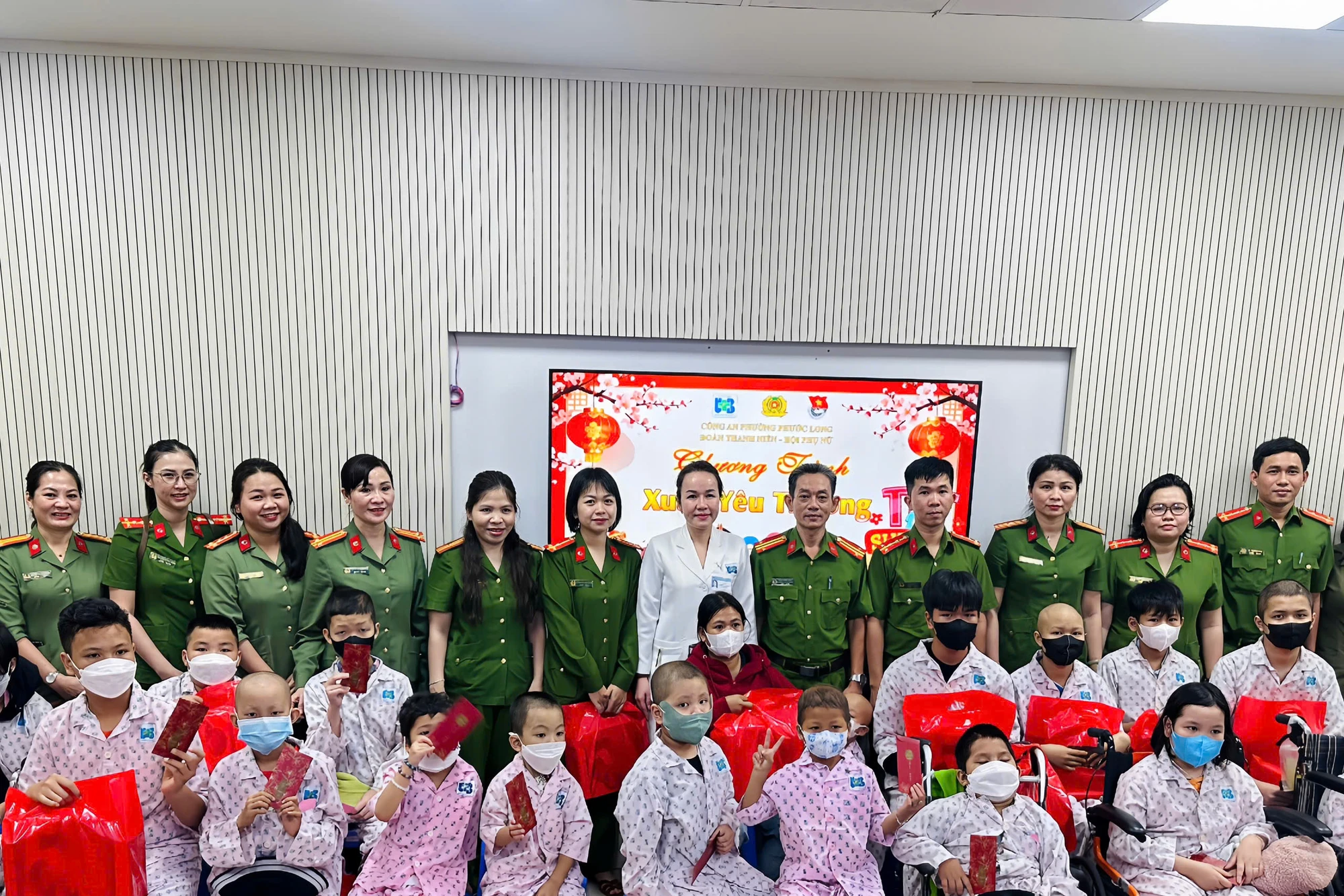 38tp-hcm-cong-an-phuong-phuoc-long-to-chuc-nhieu-hoat-dong-cham-lo-tet-cho-nguoi-dan-.jpg