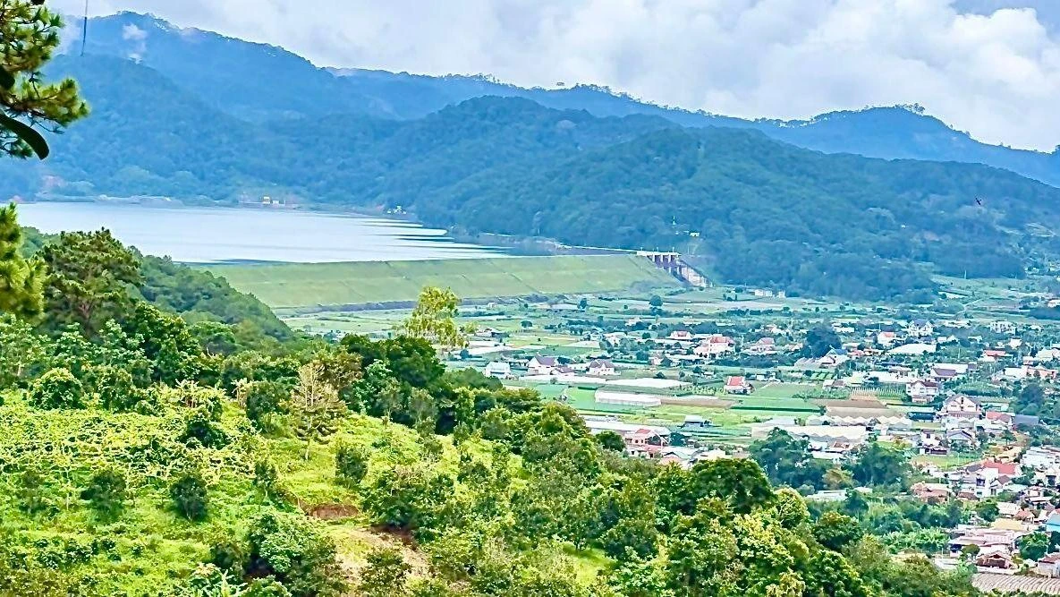 Hồ thủy điện Đa Nhim xanh biếc. Ảnh: VÕ TÙNG