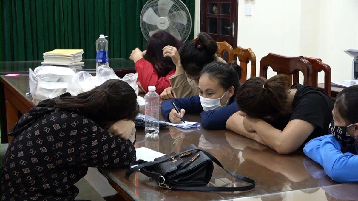 Những người trong đường dây đánh bạc bằng hình thức số lô, số đề tại Công an TP Đồng Hới. Ảnh: CA Những người trong đường dây đánh bạc bằng hình thức số lô, số đề tại Công an TP Đồng Hới. Ảnh: CA