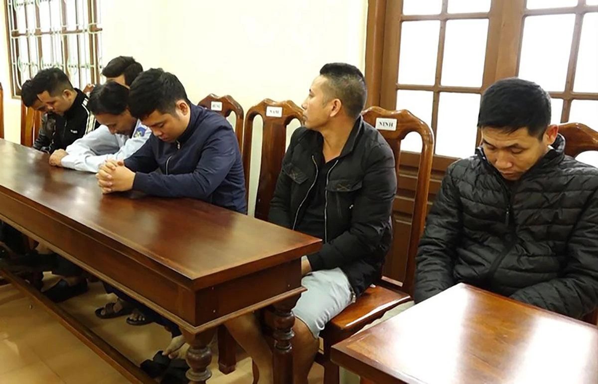 Công an bắt giữ các nghi can trong đường dây đánh bạc qua mạng ở Quảng Bình với số tiền giao dịch 80 tỉ đồng. Ảnh: CACC Công an bắt giữ các nghi can trong đường dây đánh bạc qua mạng ở Quảng Bình với số tiền giao dịch 80 tỉ đồng. Ảnh: CACC