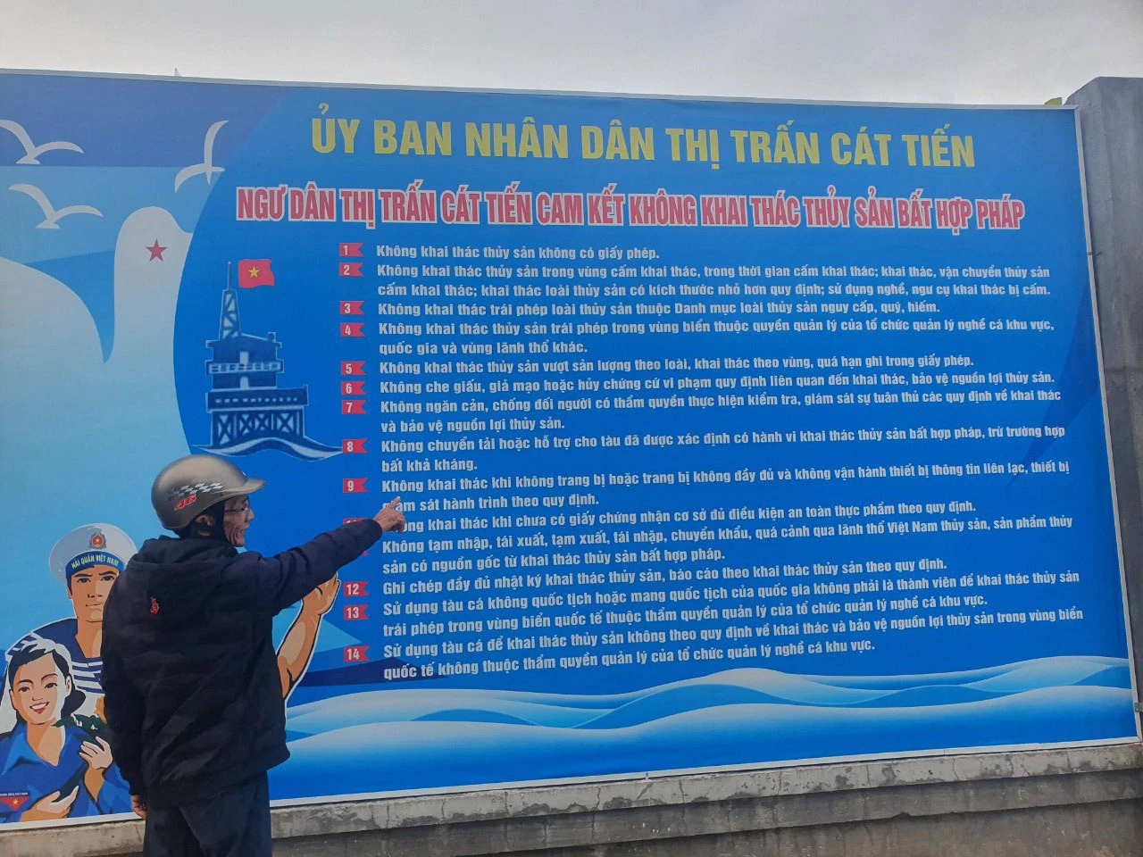 Ngư dân thị trấn Cát Tiến (huyện Phù Cát, Bình Định) cam kết không khai thác hải sản bất hợp pháp. Ảnh: HUY TRƯỜNG Ngư dân thị trấn Cát Tiến (huyện Phù Cát, Bình Định) cam kết không khai thác hải sản bất hợp pháp. Ảnh: HUY TRƯỜNG