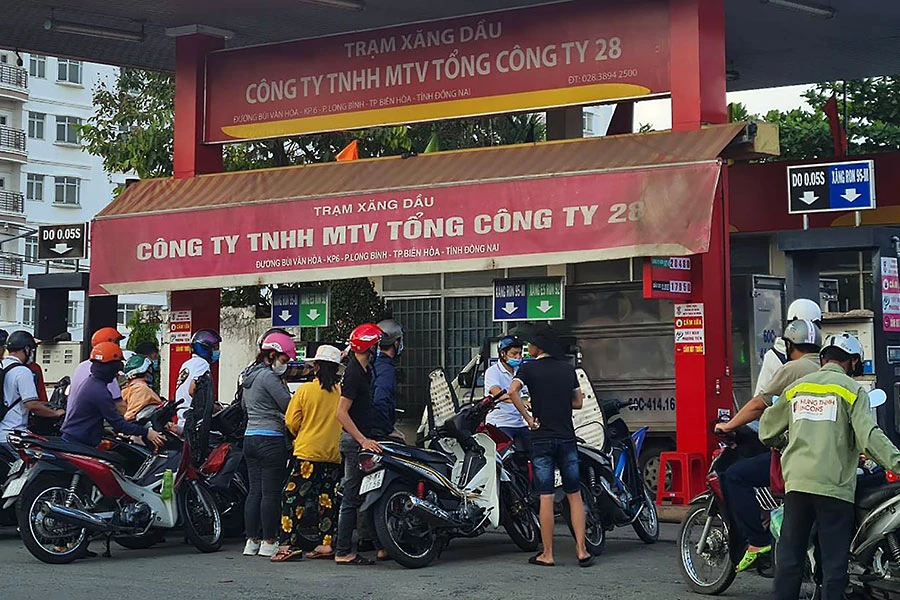 Chiều 23-5, trạm xăng đã lắp thêm camera giám sát, nhân viên đã thực hiện động tác “trả về số 0” trước khi bơm xăng cho mỗi khách hàng. Ảnh: VH Chiều 23-5, trạm xăng đã lắp thêm camera giám sát, nhân viên đã thực hiện động tác “trả về số 0” trước khi bơm xăng cho mỗi khách hàng. Ảnh: VH