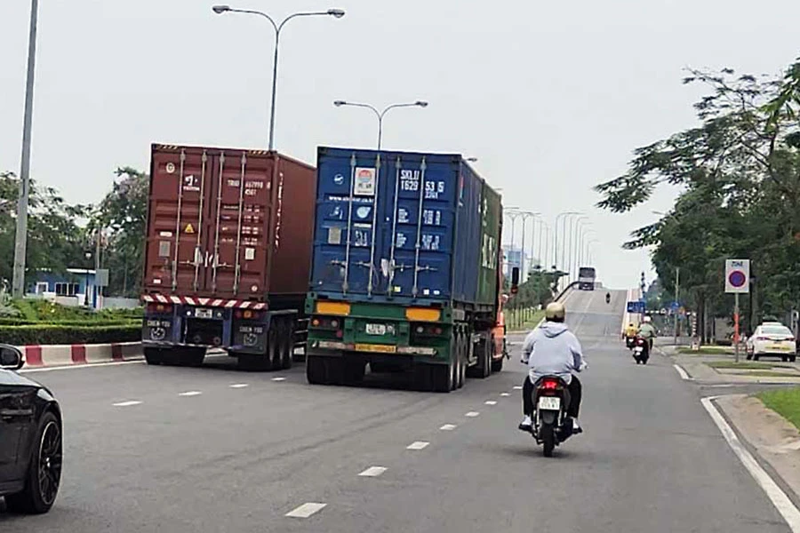Ngày 18-4, hai xe container 51C-173.16 và 50H-118.39 chạy xuyên qua Khu công nghệ cao vào giờ cấm. Ảnh: TỰ SANG Ngày 18-4, hai xe container 51C-173.16 và 50H-118.39 chạy xuyên qua Khu công nghệ cao vào giờ cấm. Ảnh: TỰ SANG