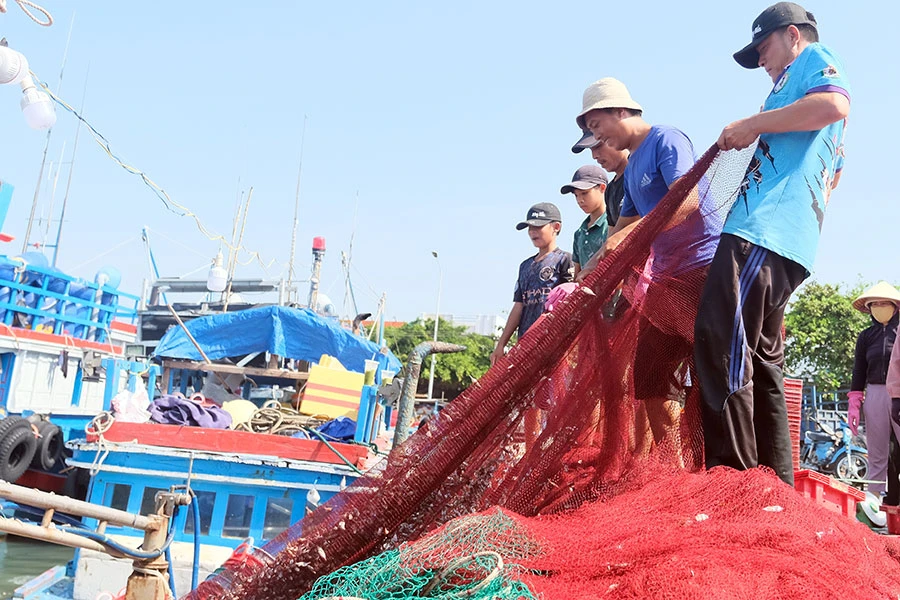 Nhiều ngư dân ở tỉnh Ninh Thuận mong được hỗ trợ để có tàu công suất lớn vươn khơi bám biển dài ngày hơn. Ảnh: QUỐC VŨ Nhiều ngư dân ở tỉnh Ninh Thuận mong được hỗ trợ để có tàu công suất lớn vươn khơi bám biển dài ngày hơn. Ảnh: QUỐC VŨ