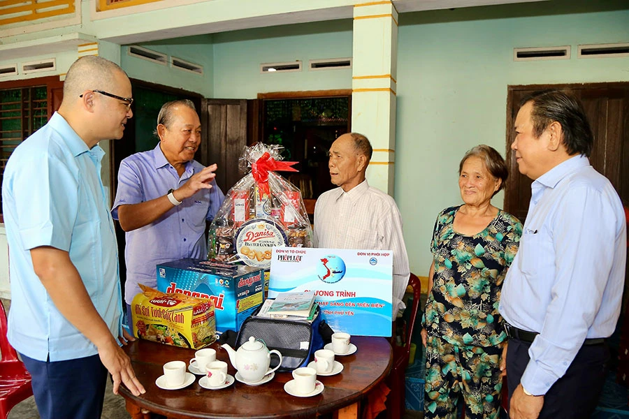Nguyên Ủy viên Bộ Chính trị, nguyên Phó Thủ tướng thường trực Trương Hòa Bình, Chủ tịch danh dự của chương trình, thăm hỏi ngư dân Huỳnh Rịn. Ảnh: HOÀNG GIANG