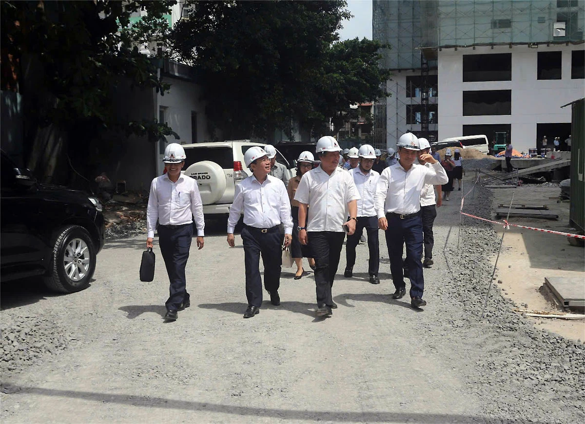 Ngày 11-4, Thứ trưởng Bộ Xây dựng Nguyễn Văn Sinh cùng Phó Chủ tịch UBND TP.HCM Bùi Xuân Cường đi thị sát ba dự án nhà ở xã hội trên địa bàn TP. Ảnh: CTV