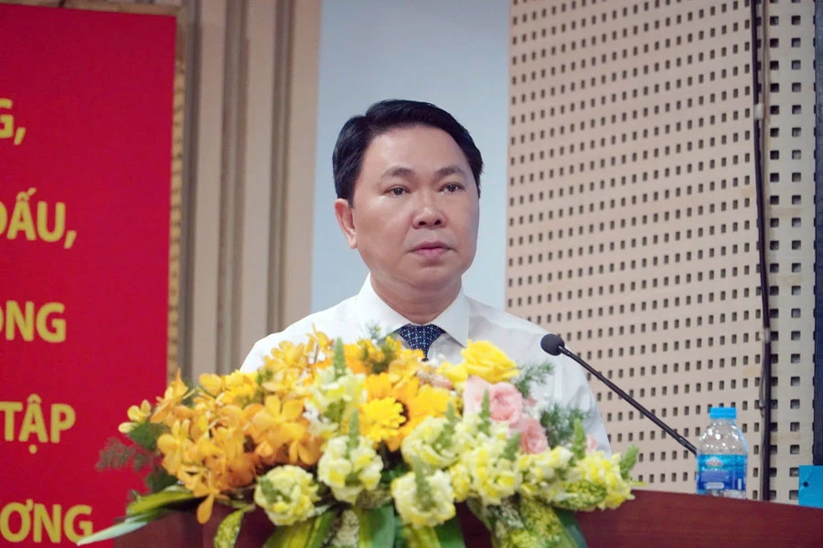 p89-loatbai50nam-nhao-bai-3--hinh-tem-nhan-vat.jpg