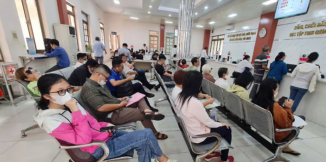 Người dân làm thủ tục tại Chi nhánh Văn phòng Đăng ký đất đai quận Tân Bình (cũ). Ảnh: N.CHÂU