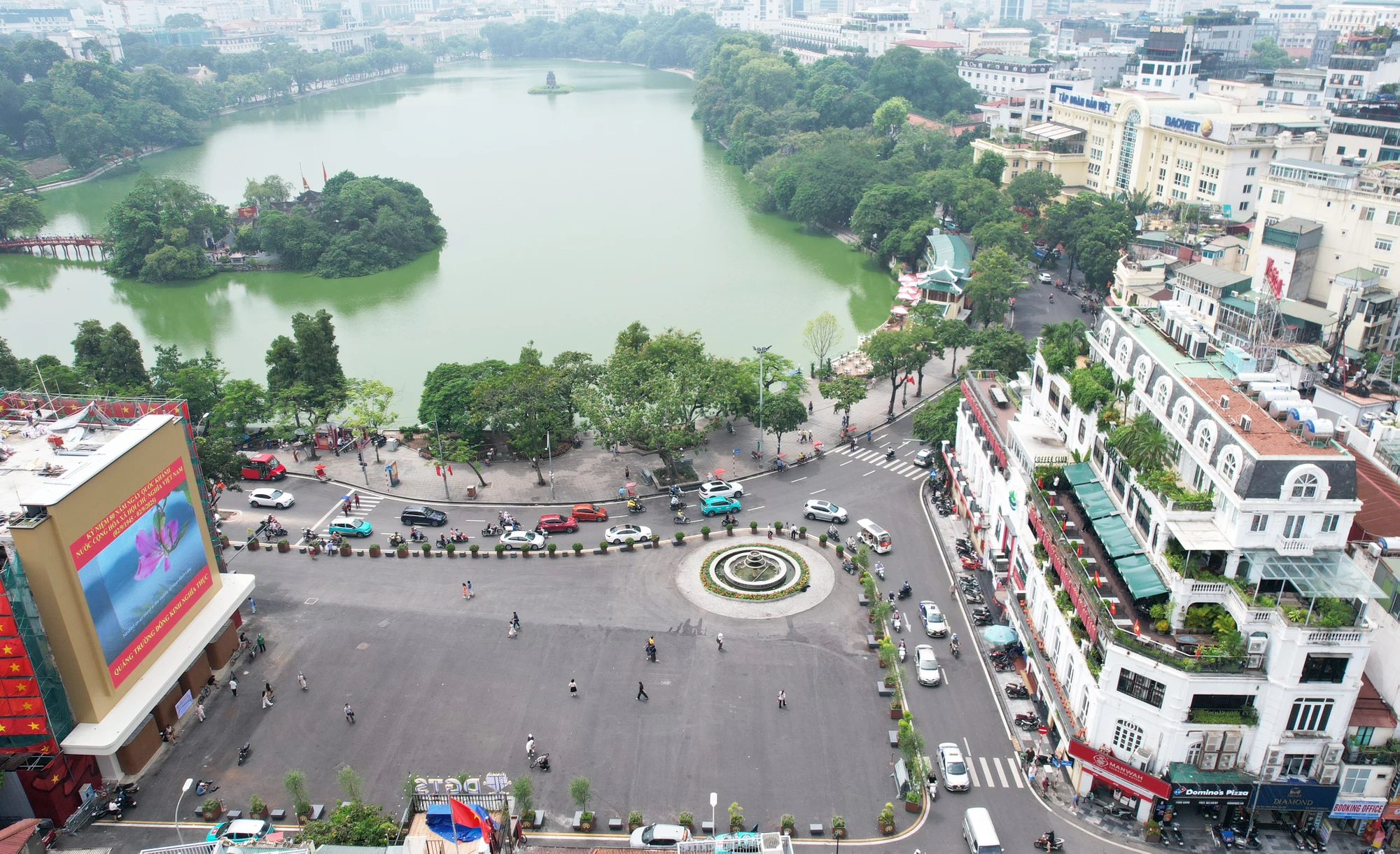 Cận cảnh diện mạo mới ở Quảng trường Đông Kinh Nghĩa Thục bên hồ Gươm
