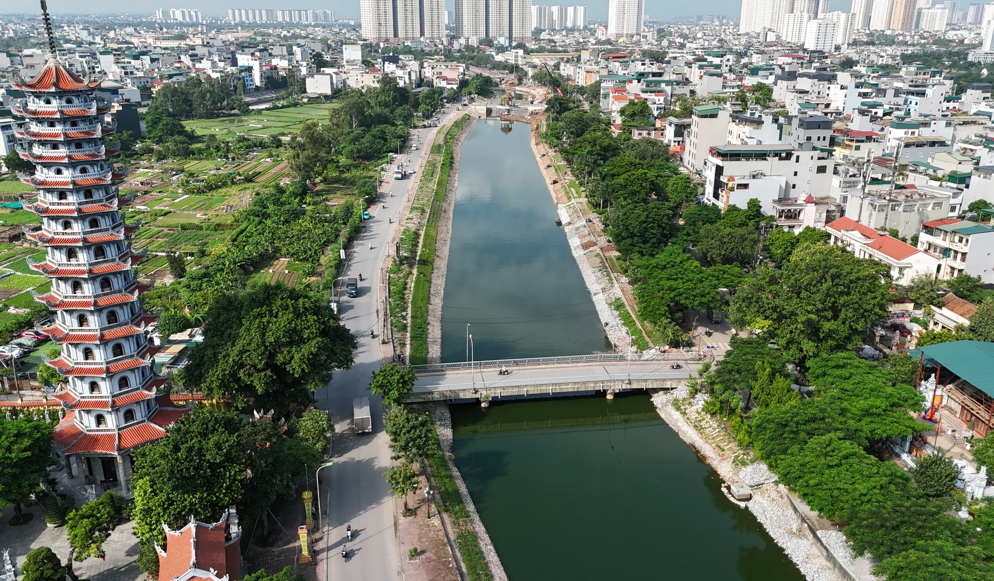 Ngắm sông Tô Lịch bỗng hoá thành 'dải lụa xanh', thơ mộng giữa lòng Hà Nội
