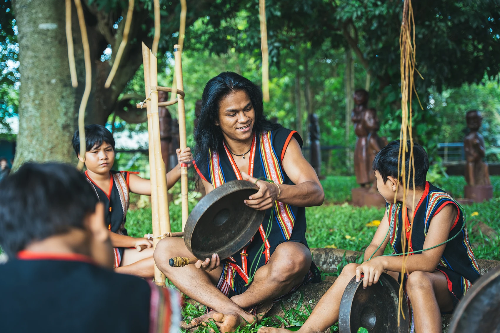 Rcombus-chang-tarzan-Tay-Nguyen-2.jpg