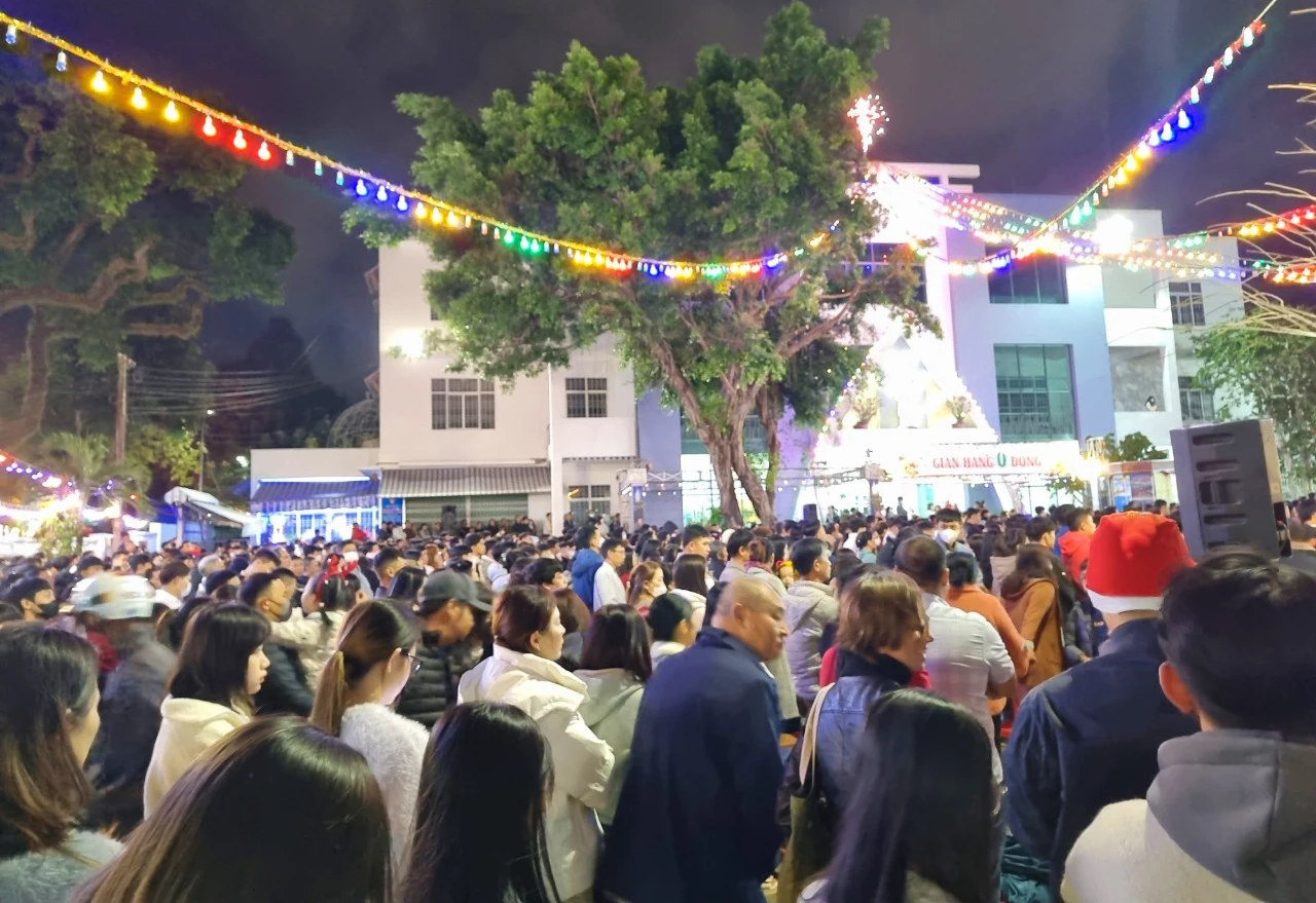 Bà con Tây Nguyên đón Giáng Sinh