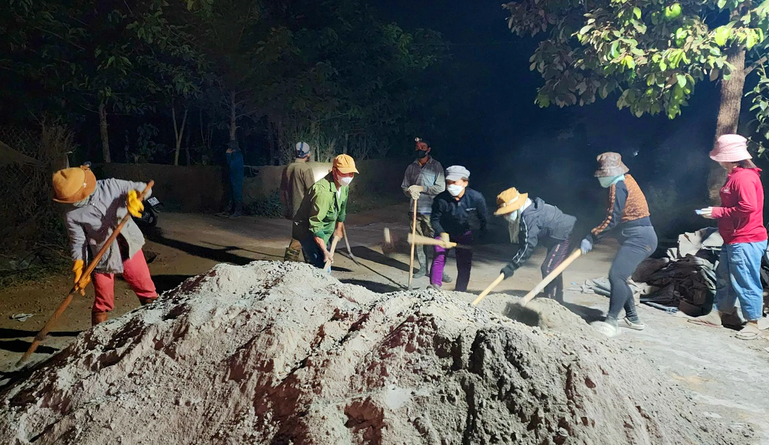 Biệt đội vá đường lúc đêm khuya