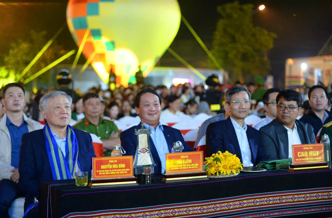 Tuan-le-hoa-da-quy-nui-lua-chu-dang-ya-9.jpg