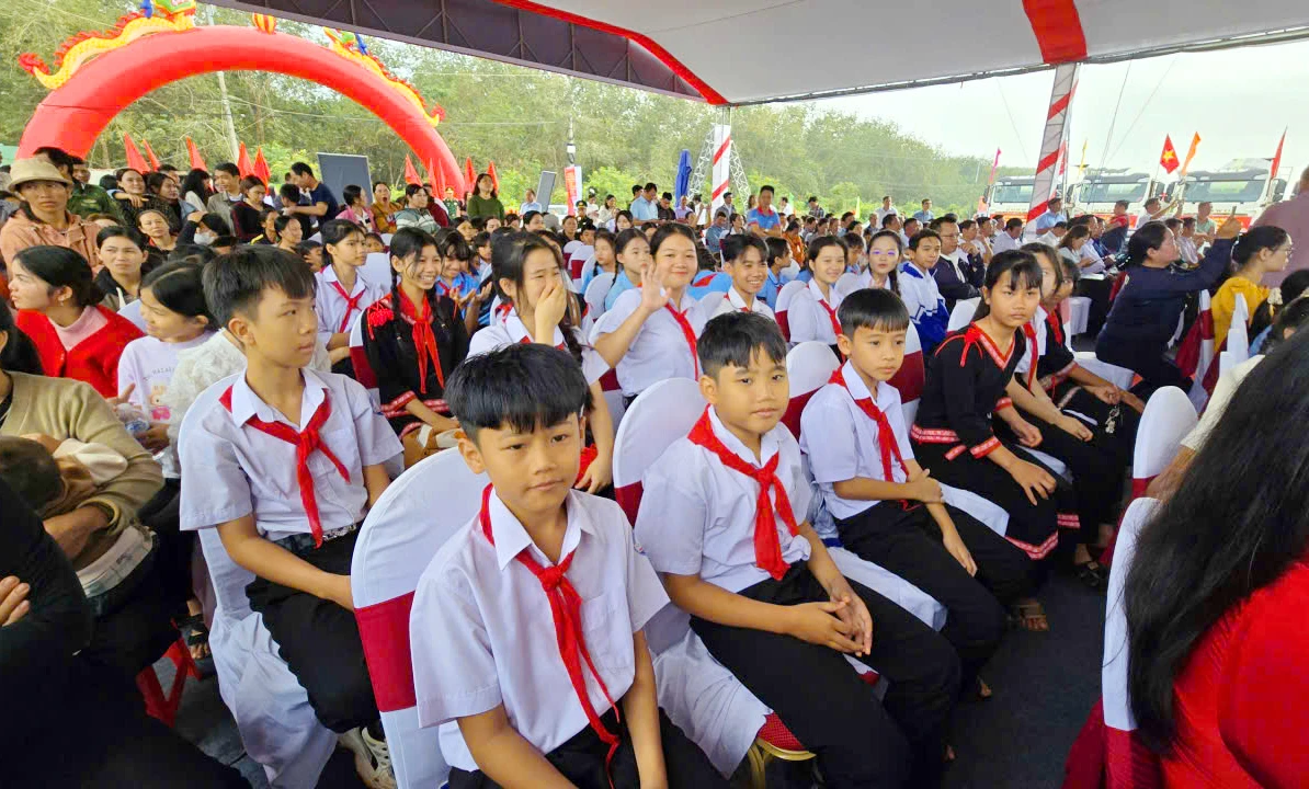 Pho-thu-tuong-du-le-khoi-cong-7-truong-hoc-bien-gioi-Gia-Lai-4.jpg