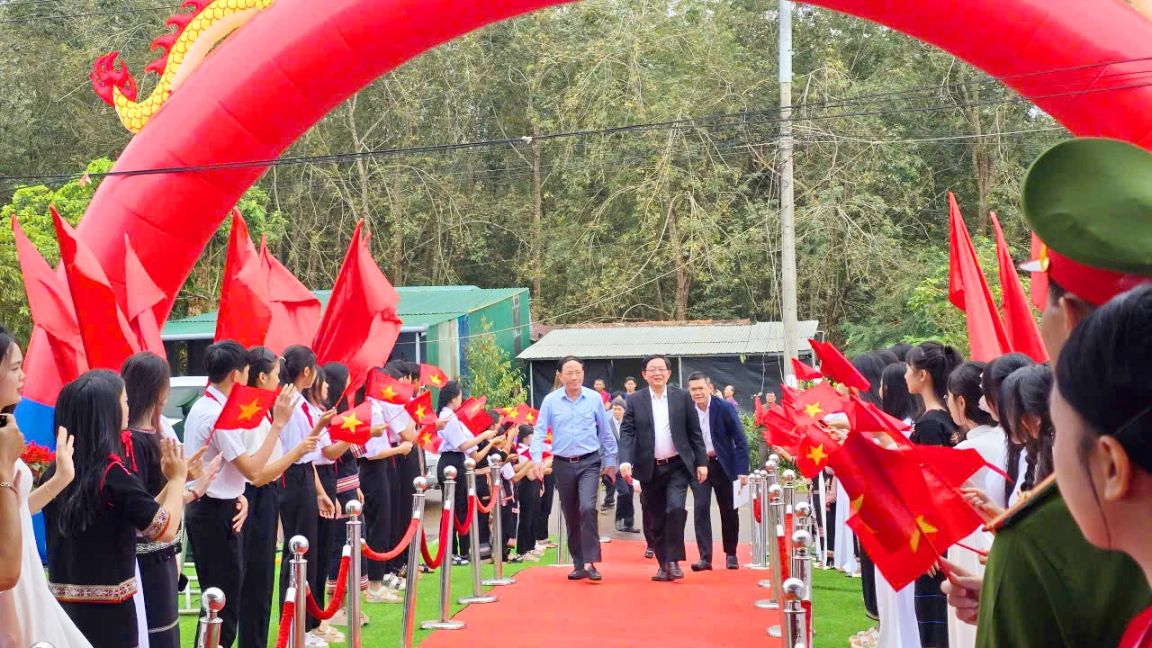 Pho-thu-tuong-du-le-khoi-cong-7-truong-hoc-bien-gioi-Gia-Lai-5.jpg