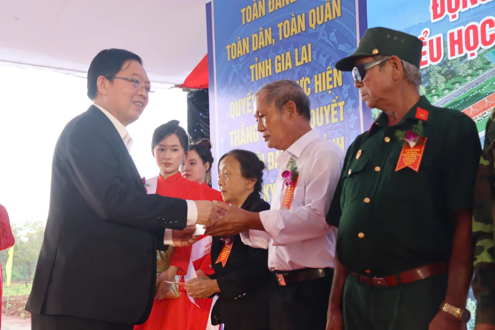 Pho-thu-tuong-du-le-khoi-cong-7-truong-hoc-bien-gioi-Gia-Lai-8.jpg
