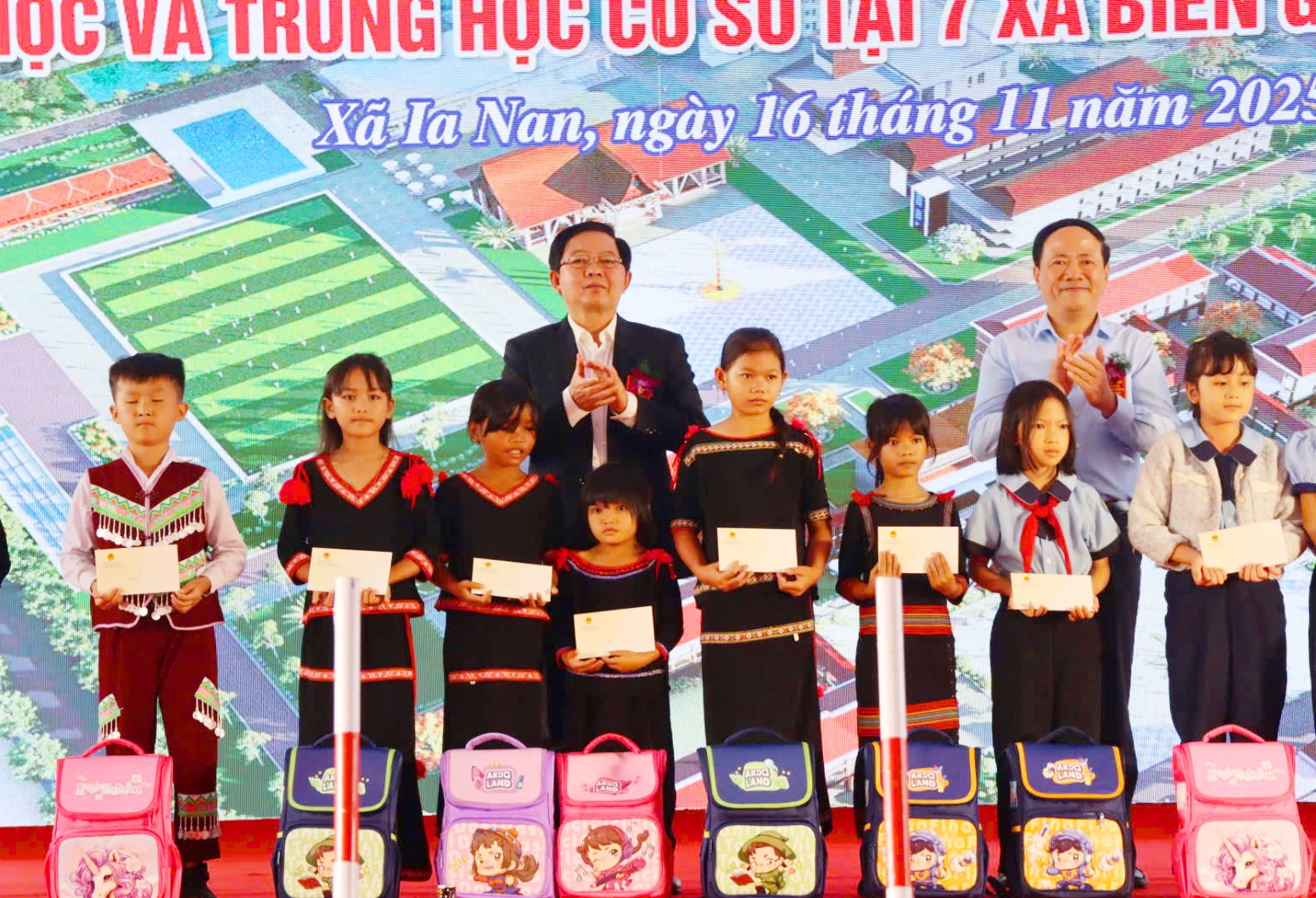 Pho-thu-tuong-du-le-khoi-cong-7-truong-hoc-bien-gioi-Gia-Lai-9.jpg