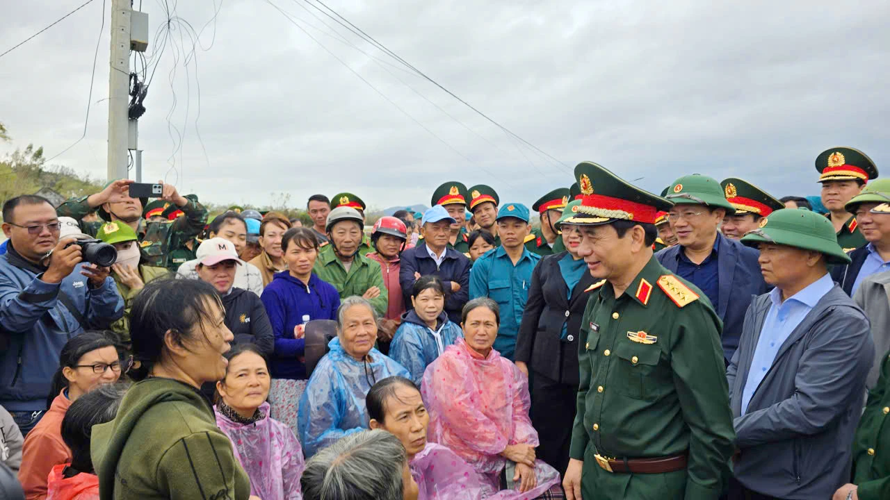 Dai-tuong-Phan-Van-Giang-tham-nhan-dan-vung-lu-Gia-Lai-1.jpg
