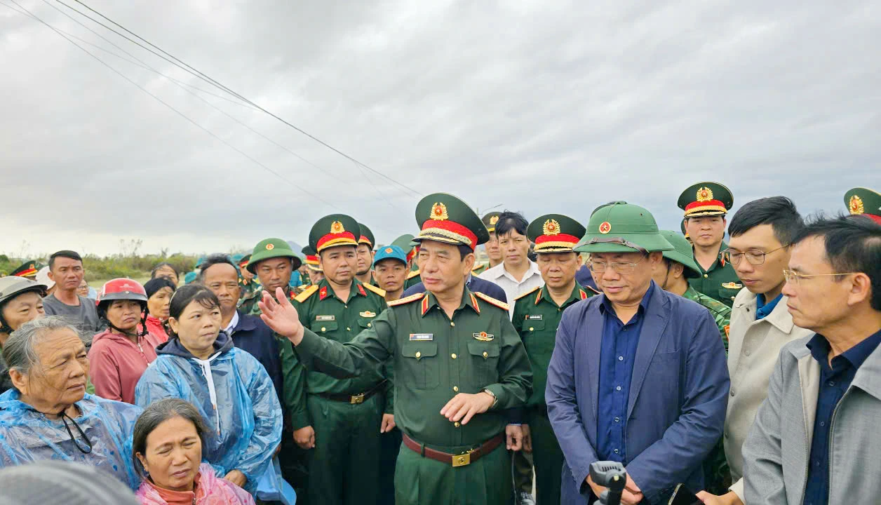 Dai-tuong-Phan-Van-Giang-tham-nhan-dan-vung-lu-Gia-Lai-10.jpg