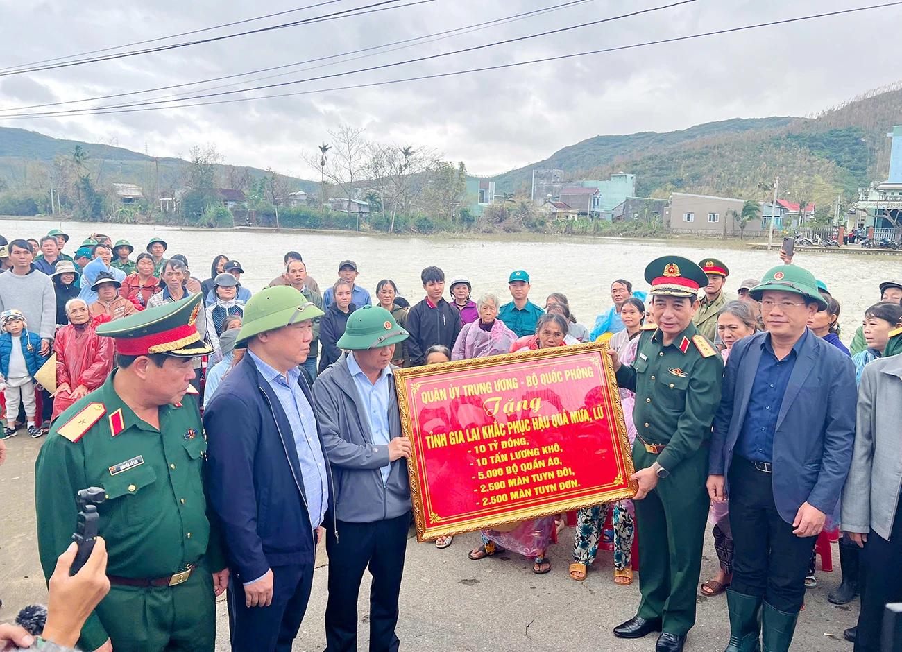 Dai-tuong-Phan-Van-Giang-tham-nhan-dan-vung-lu-Gia-Lai-12.jpg