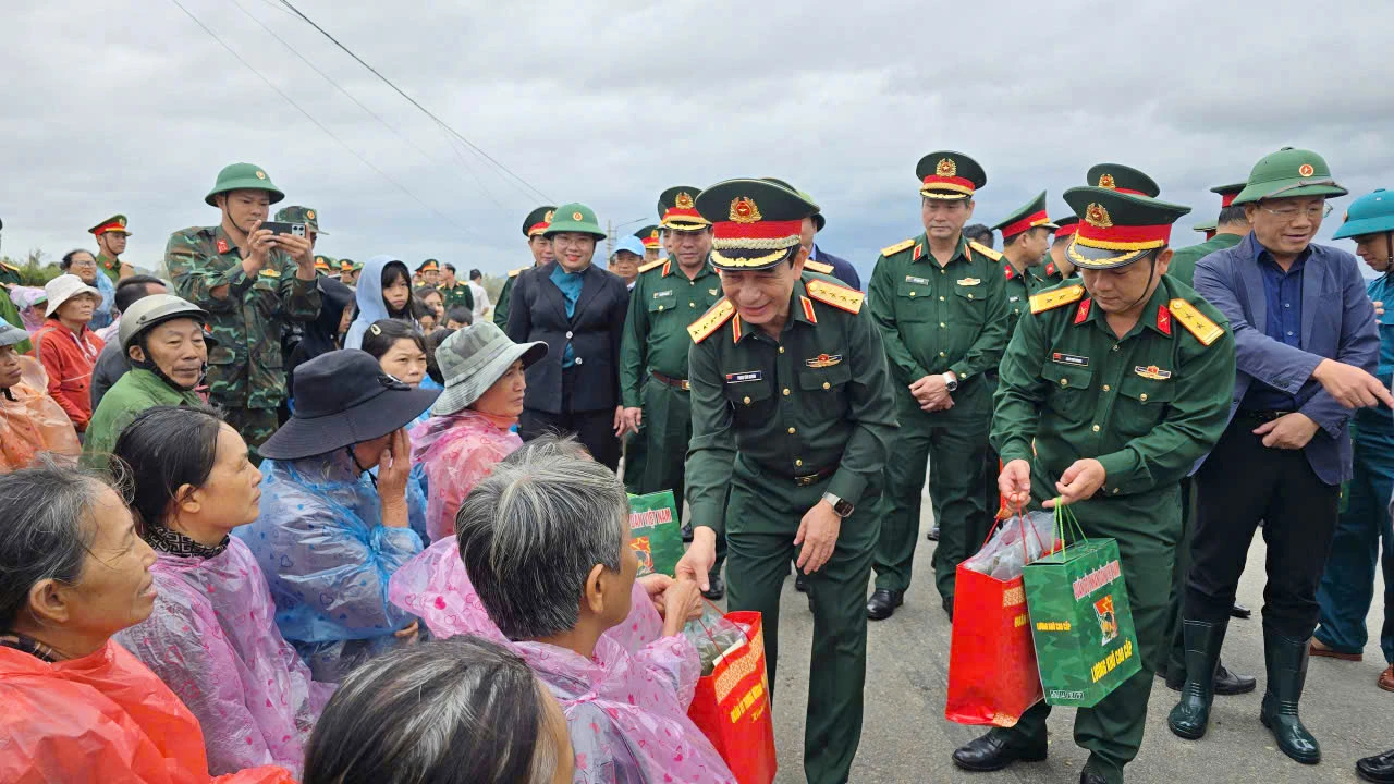 Dai-tuong-Phan-Van-Giang-tham-nhan-dan-vung-lu-Gia-Lai-2.jpg