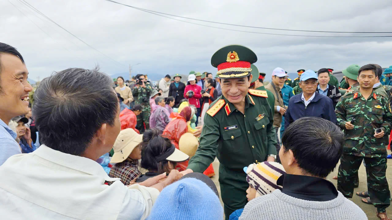 Dai-tuong-Phan-Van-Giang-tham-nhan-dan-vung-lu-Gia-Lai-3.jpg